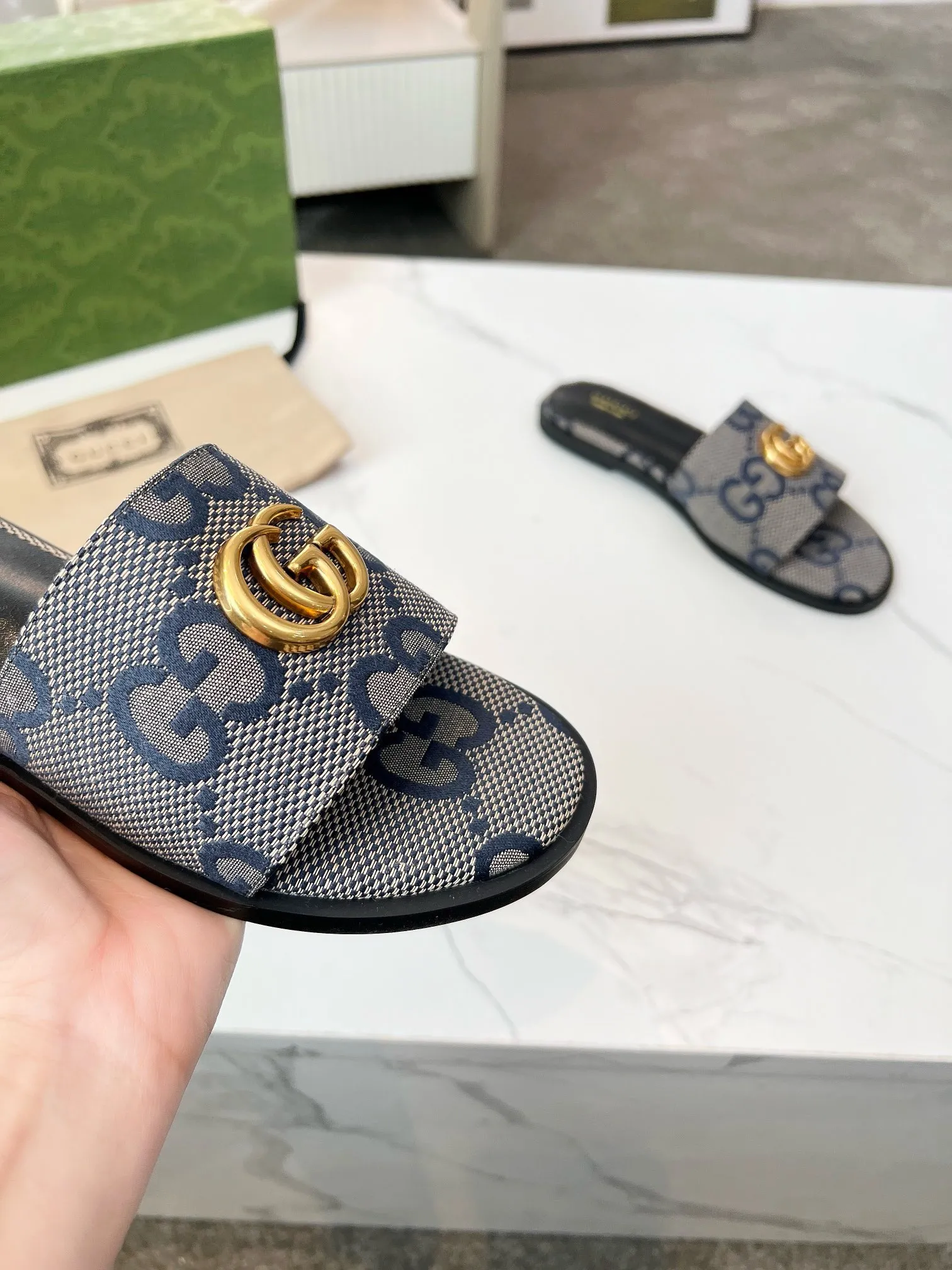 👟👟Ex-factory price 380👟👟 GUCCl 2025 spring and summer new style casual interlocking double G sandals for women. This piece is from the Gucci Lido collection, and its design is inspired by the summer style and beach clubs of the Italian coast. Archive designs from the 1970s infuse the brand with glory. Get inspired by this iconic era. The "Gucci March of Love" series continues to explore the aesthetic connotation of the brand's archived logos in a new way, while at the same time embracing the classic elegance and charm. Code Number: 35-43#